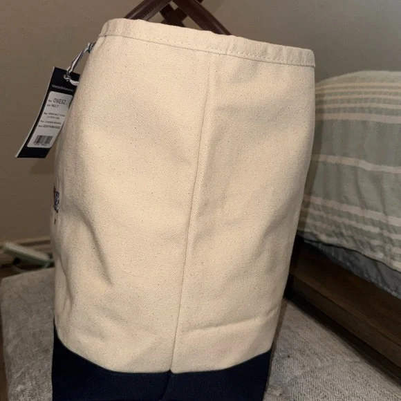 NWT, Vineyard Vines canvas tote bag with flags detail. - Picture 3 of 9